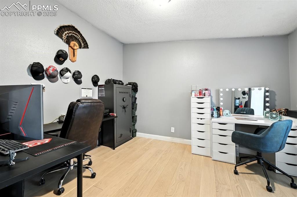 Image 20 of 44: Office