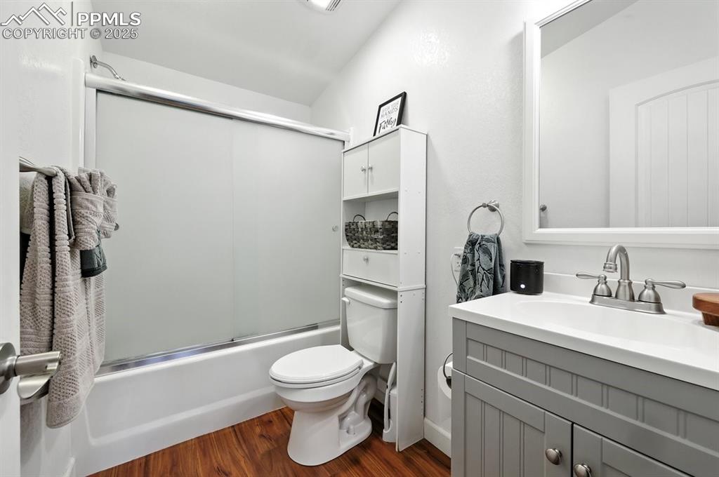 Image 25 of 44: Bathroom