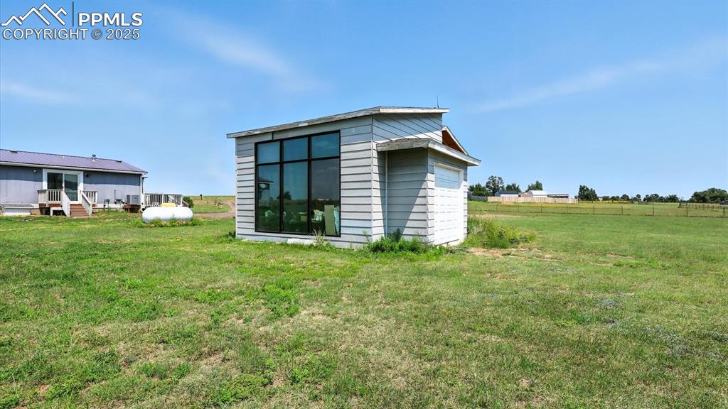 Image 29 of 44: Garage