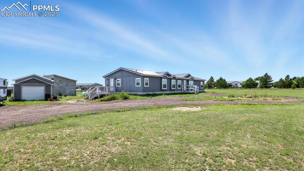 Image 30 of 44: Yard