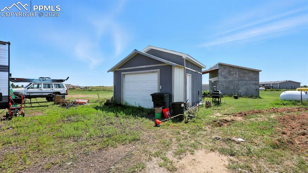 Image 35 of 44: Garage