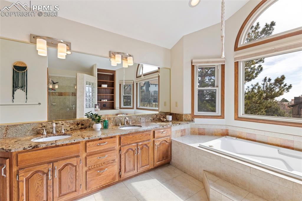 Image 28 of 48: Bathroom