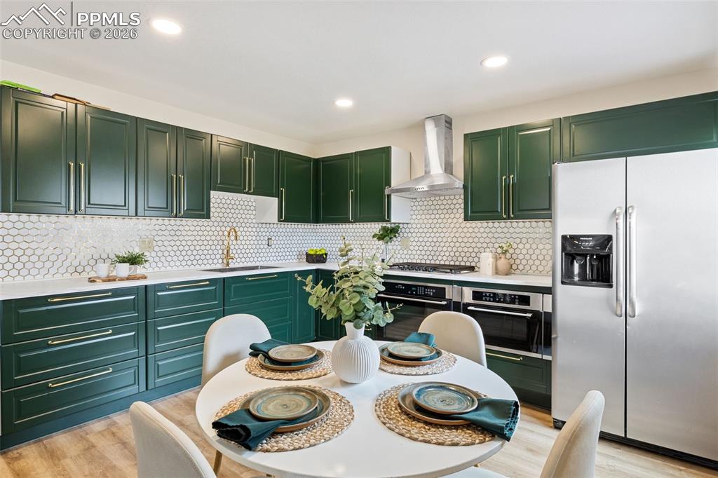 Image 30 of 48: Kitchen