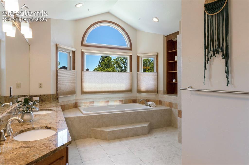 Image 31 of 46: Bathroom