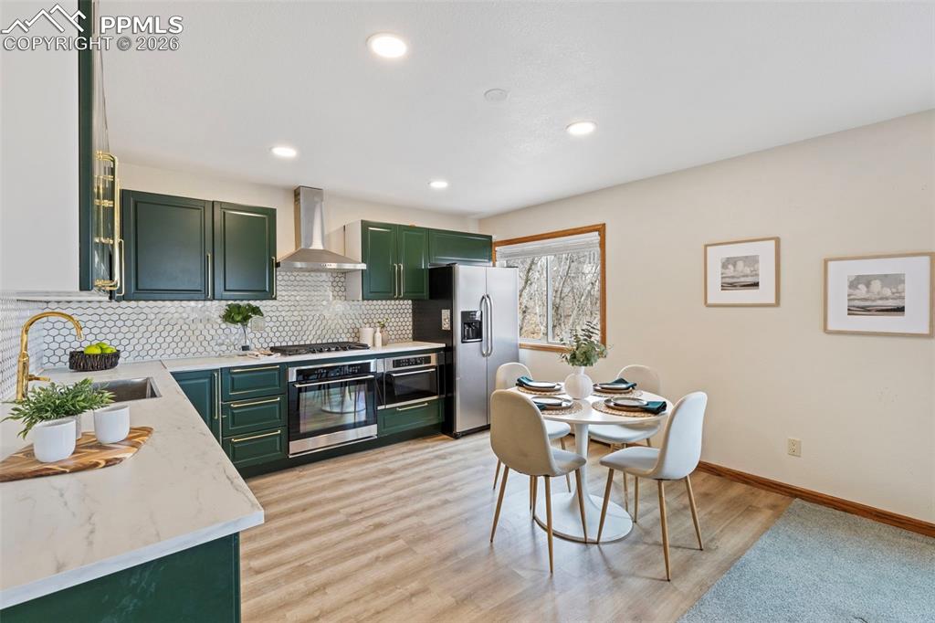 Image 32 of 48: Kitchen