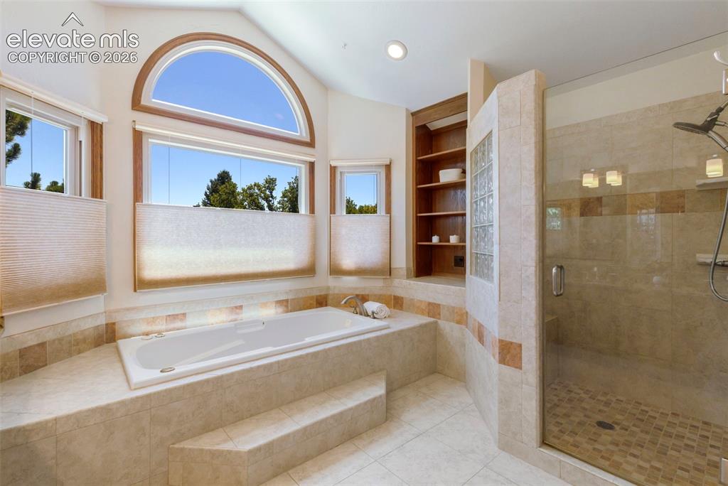 Image 32 of 46: Bathroom