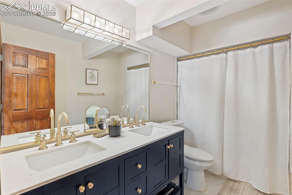 Image 37 of 48: Bathroom