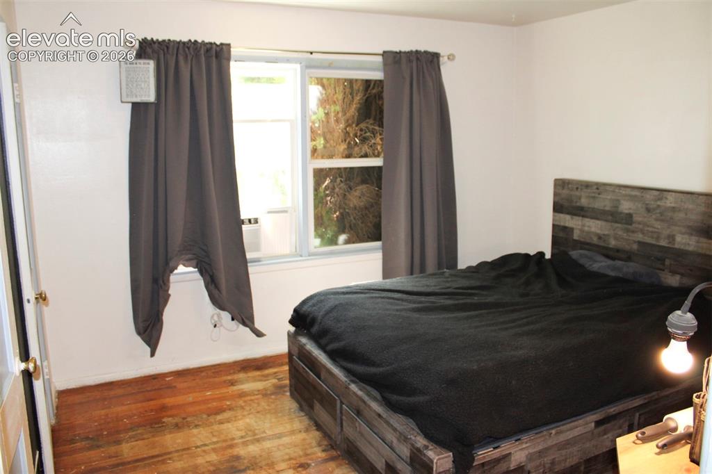 Image 14 of 20: Bedroom