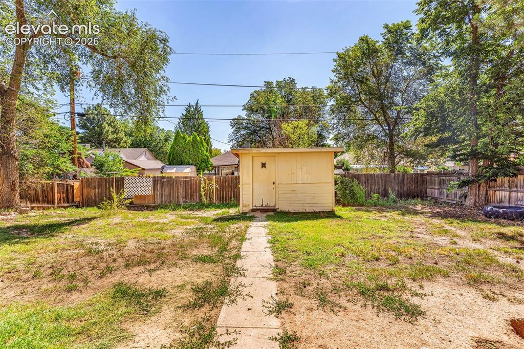 Image 16 of 20: Yard