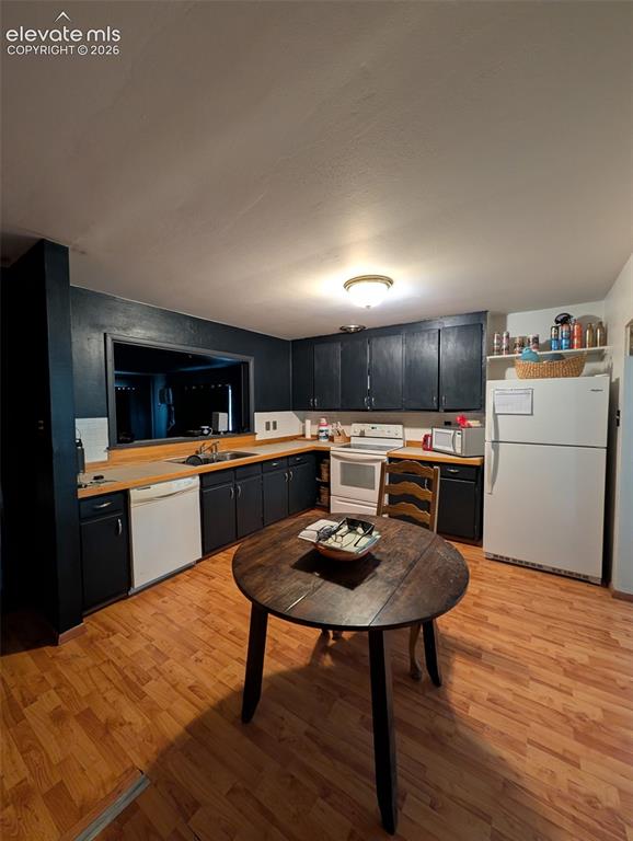 Image 4 of 20: Kitchen