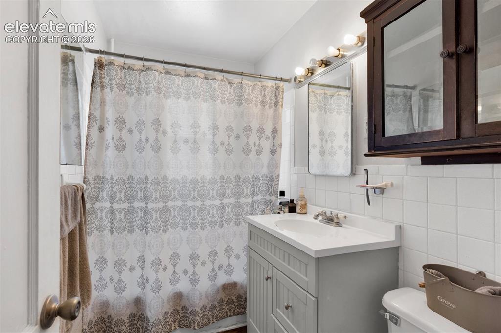 Image 6 of 20: Bathroom