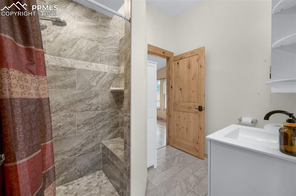 Image 24 of 48: Bathroom