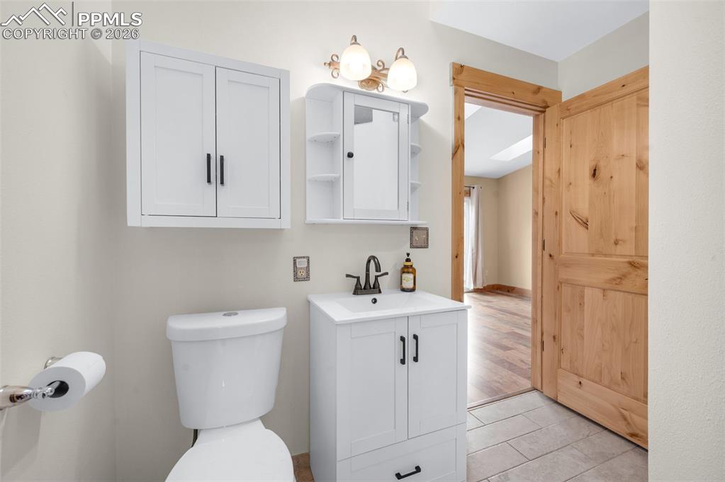 Image 25 of 48: Bathroom