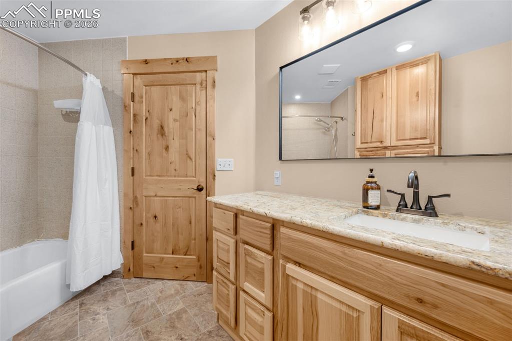 Image 31 of 48: Bathroom