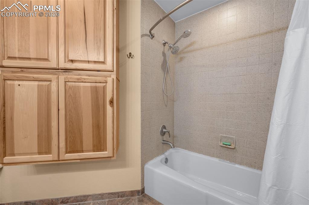 Image 32 of 48: Bathroom