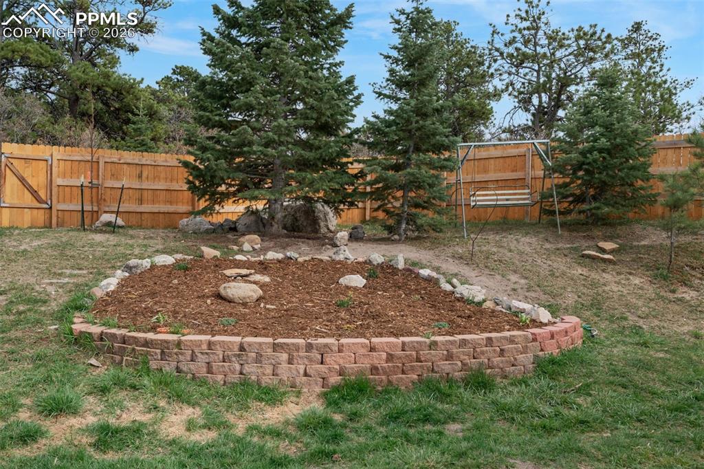 Image 38 of 48: Yard