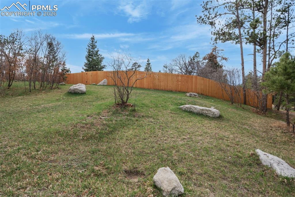 Image 39 of 48: Yard