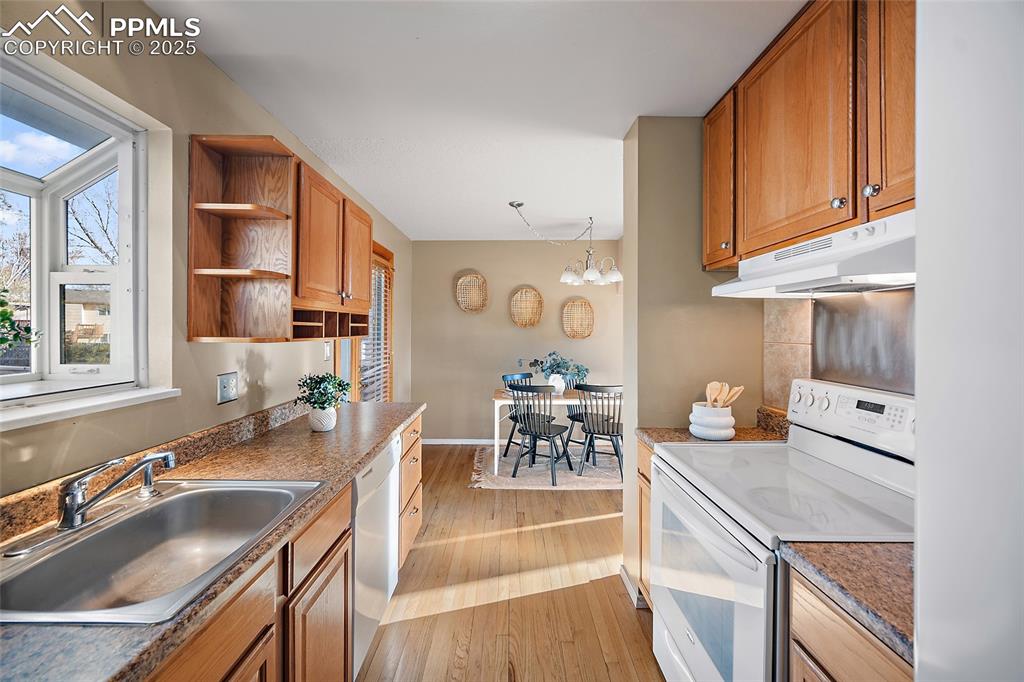 Image 13 of 49: Kitchen