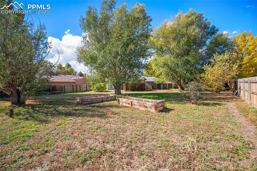 Image 31 of 49: Large back yard