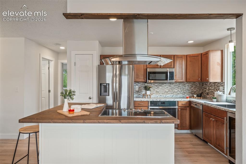Image 10 of 39: Kitchen