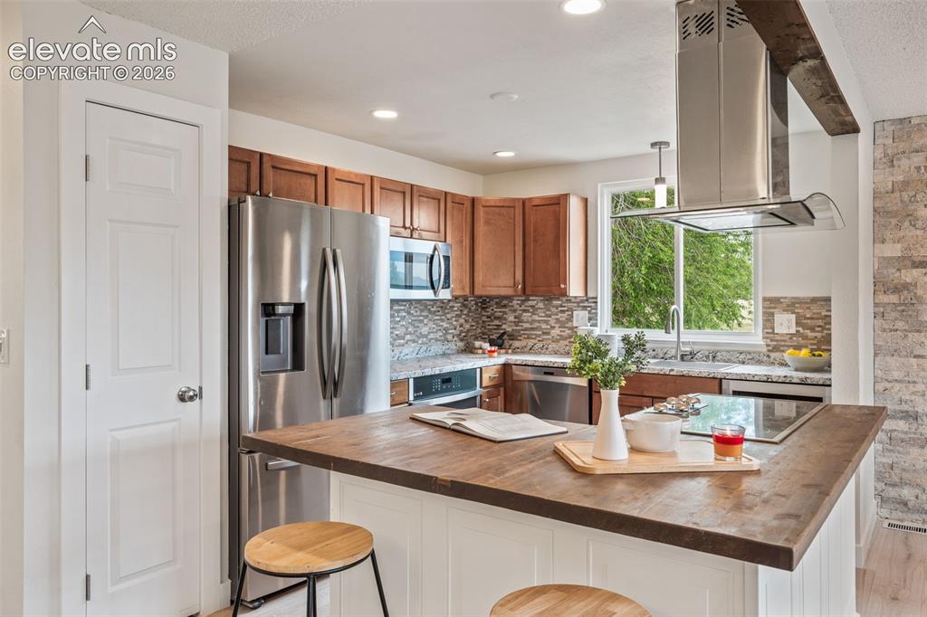Image 11 of 39: Kitchen