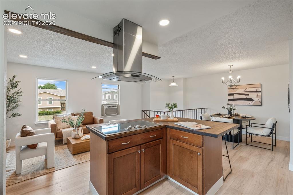 Image 14 of 39: Kitchen