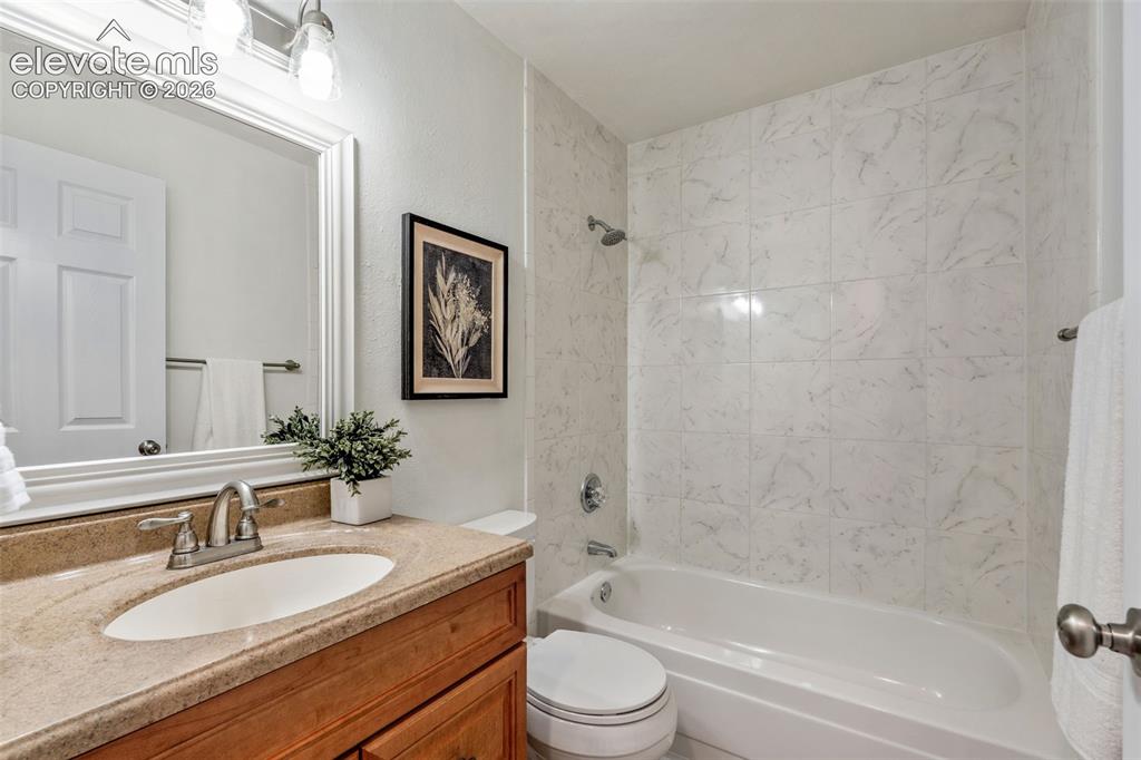 Image 19 of 39: Bathroom