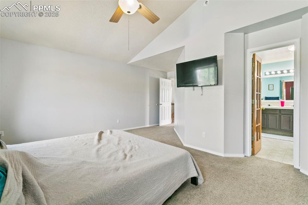 Image 18 of 27: Bedroom