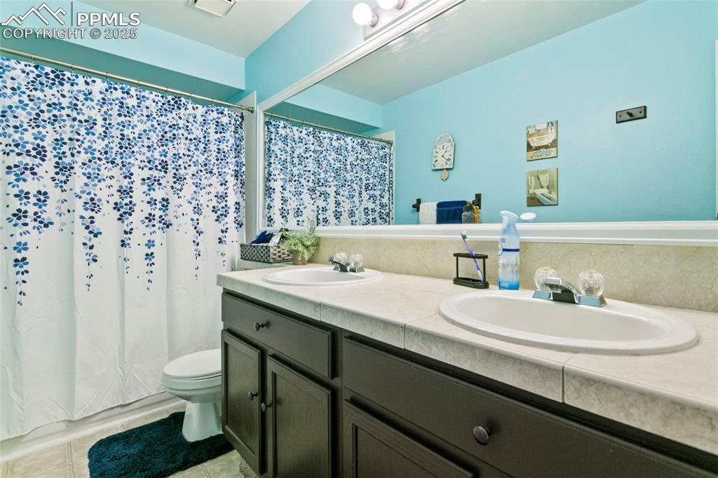 Image 19 of 27: Bathroom