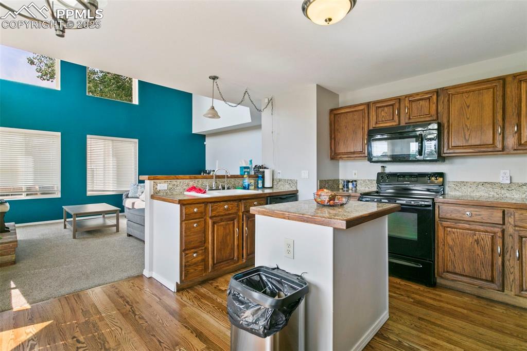 Image 3 of 27: Kitchen