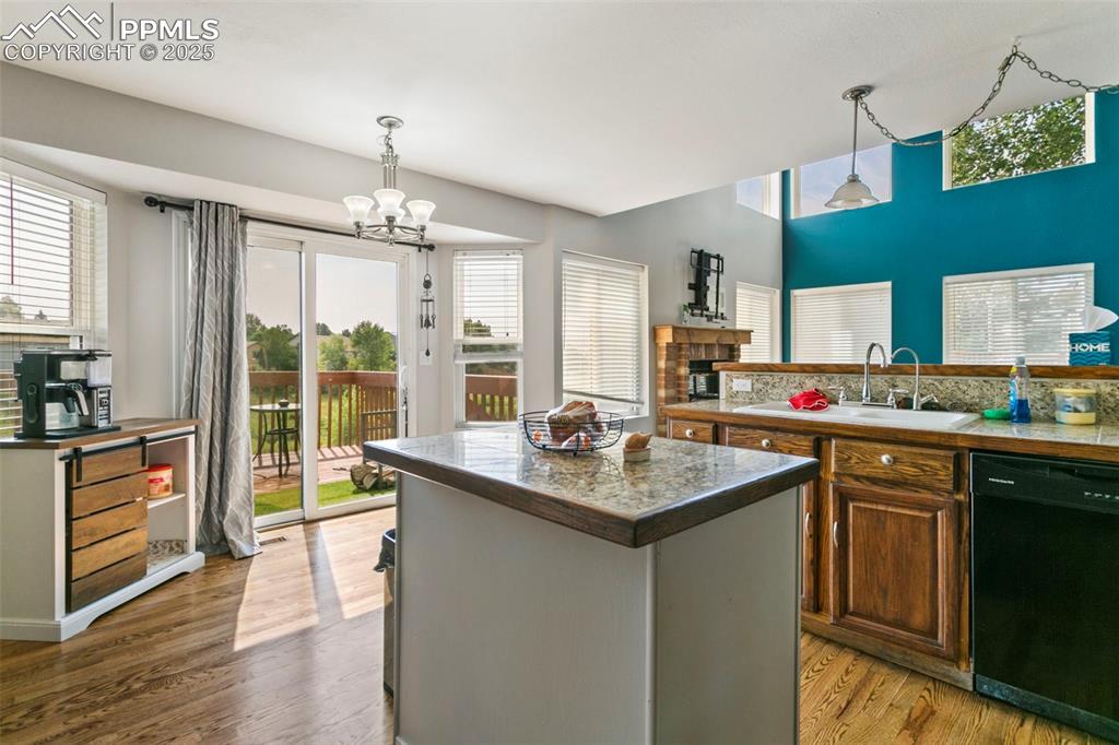 Image 4 of 27: Kitchen