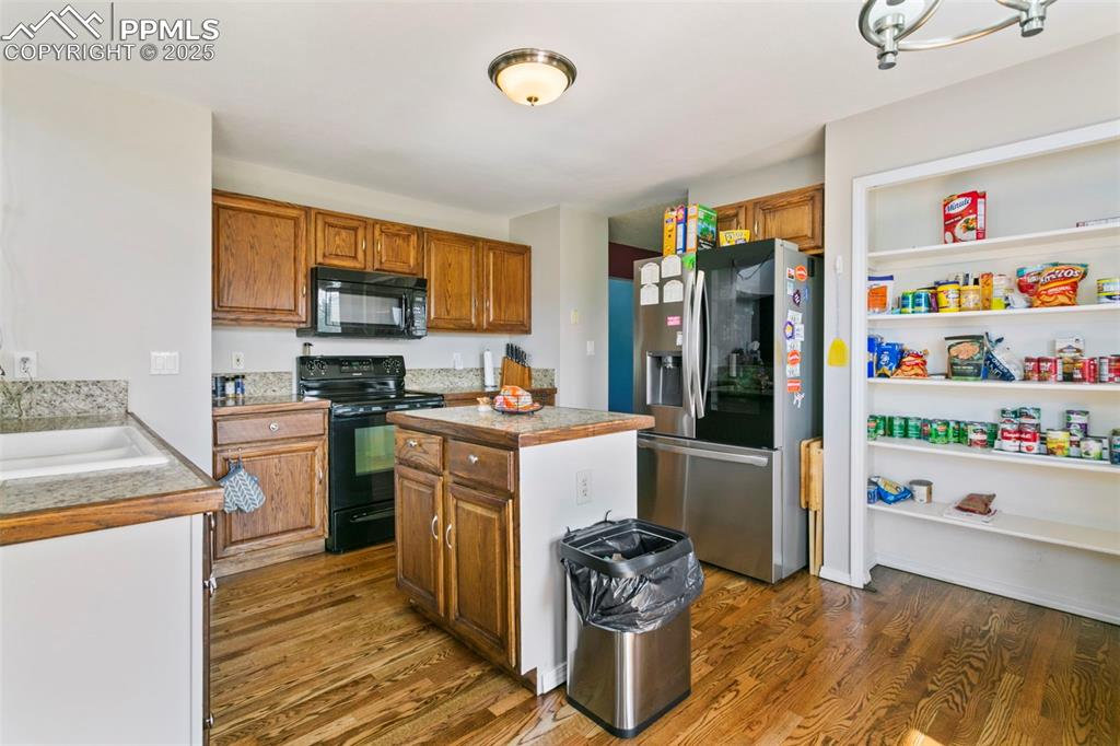 Image 5 of 27: Kitchen