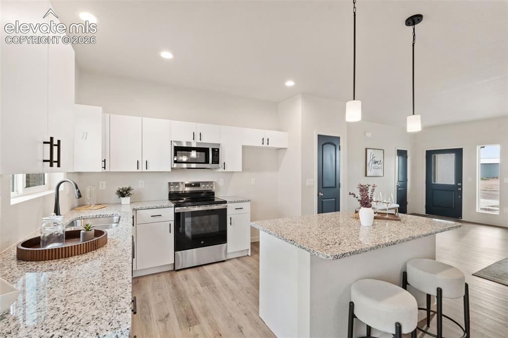 Image 15 of 43: Kitchen