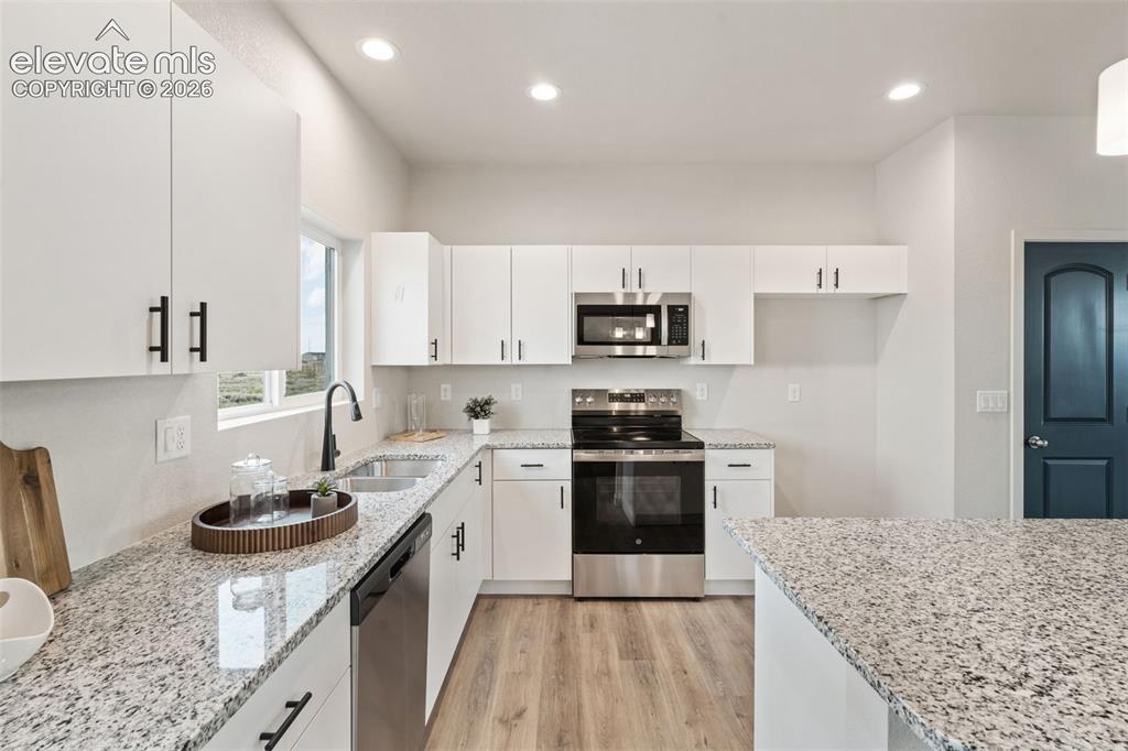 Image 16 of 43: Kitchen