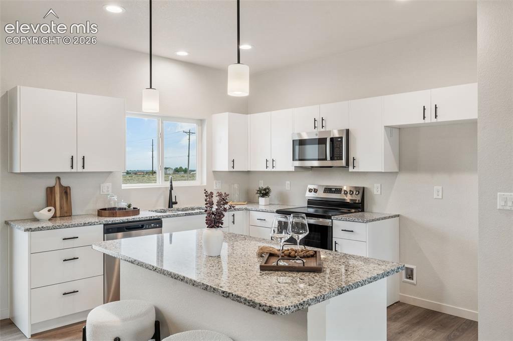 Image 17 of 43: Kitchen