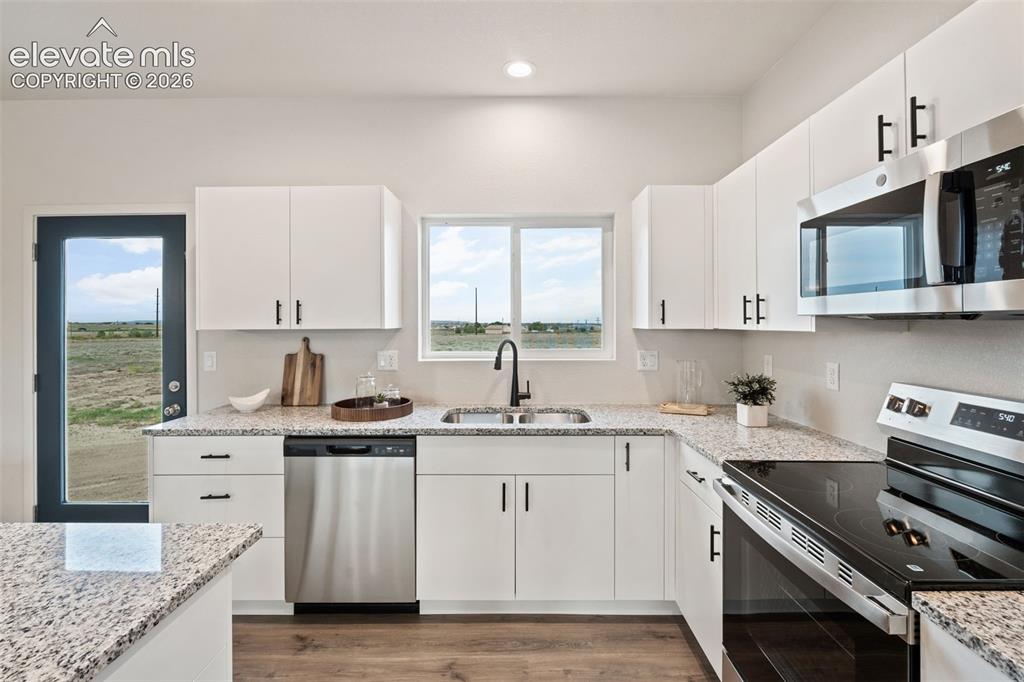 Image 18 of 43: Kitchen