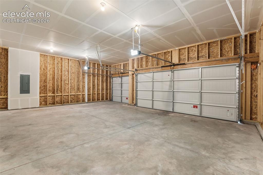 Image 36 of 43: Garage