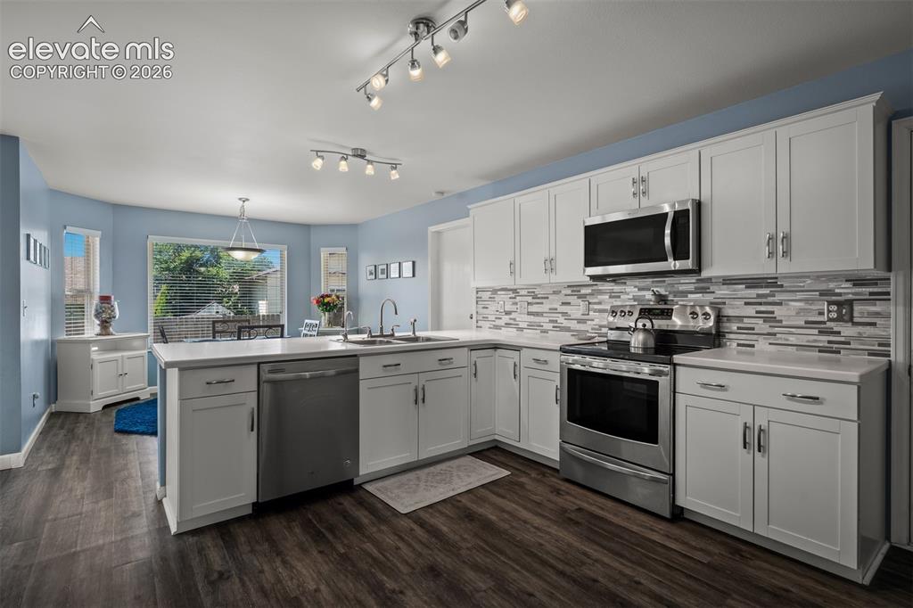Image 12 of 50: Kitchen