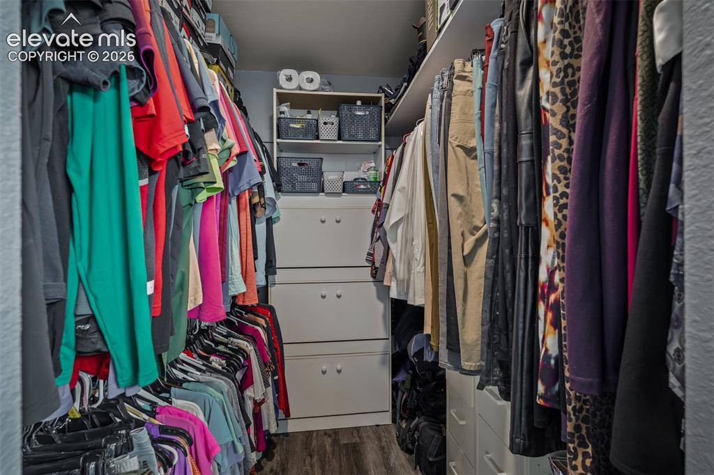 Image 22 of 50: Walk-In Closets