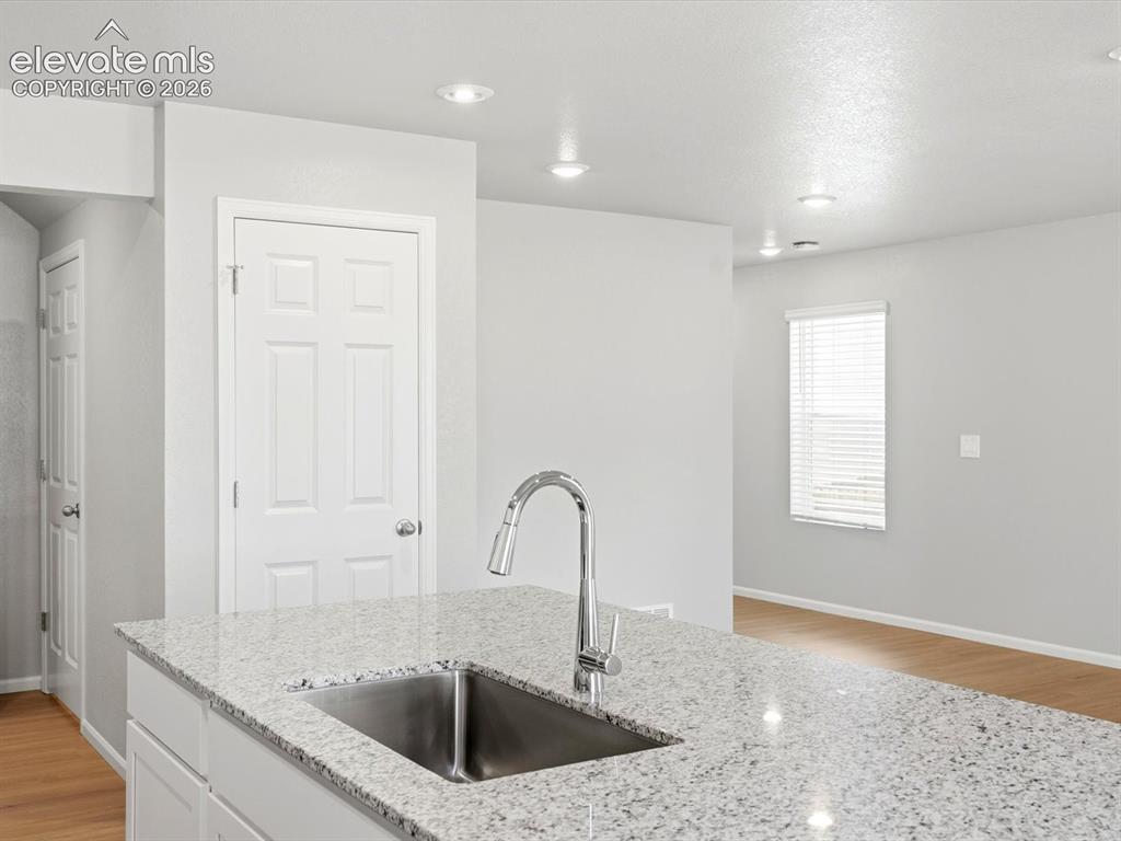 Image 10 of 24: Kitchen