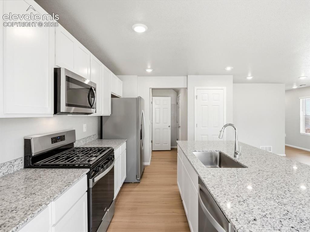 Image 11 of 24: Kitchen