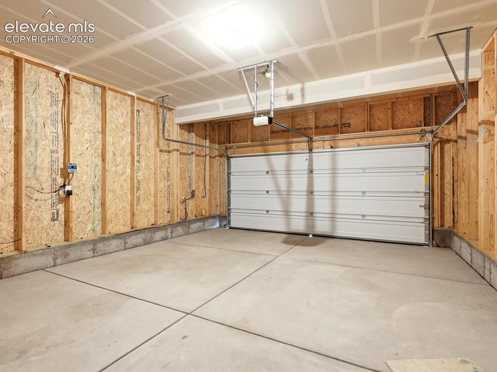 Image 14 of 24: Garage