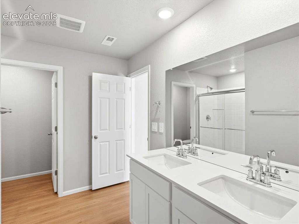 Image 18 of 24: Bathroom