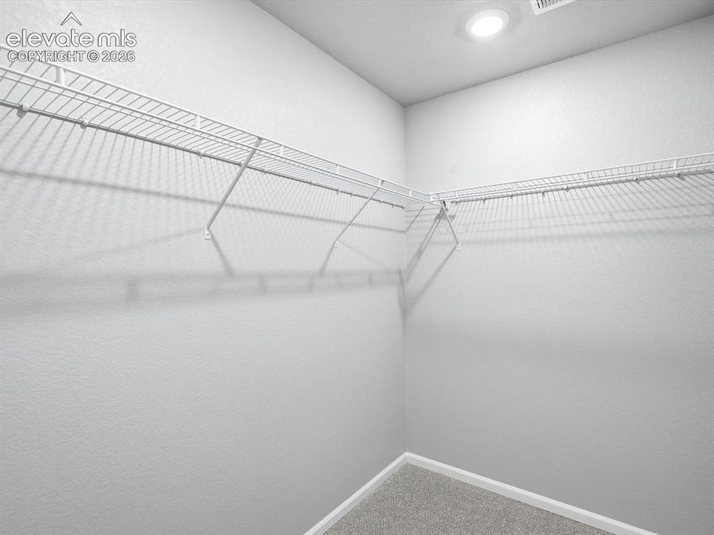Image 19 of 24: Closet