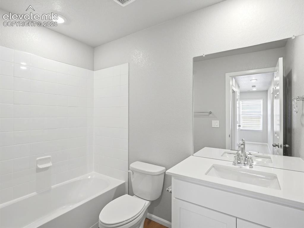 Image 22 of 24: Bathroom