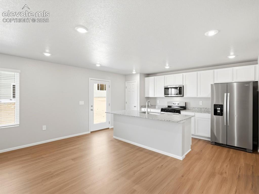 Image 7 of 24: Kitchen