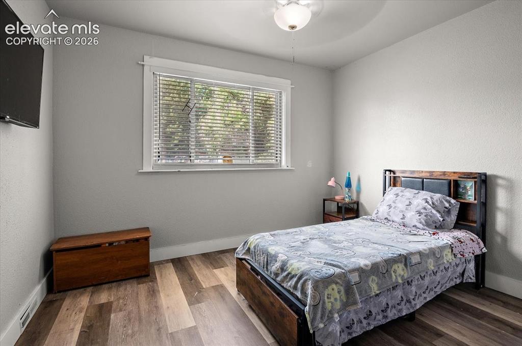 Image 12 of 26: Bedroom