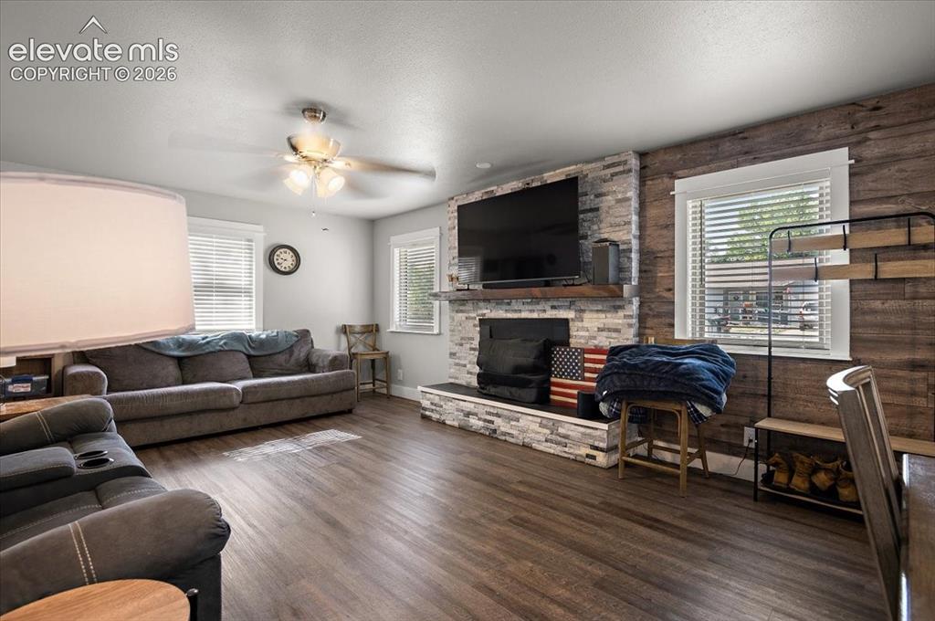 Image 14 of 26: Living Room