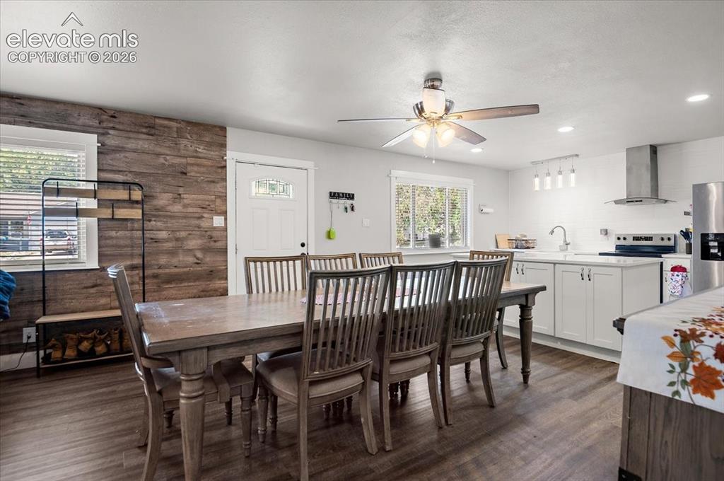Image 15 of 26: Dining Area