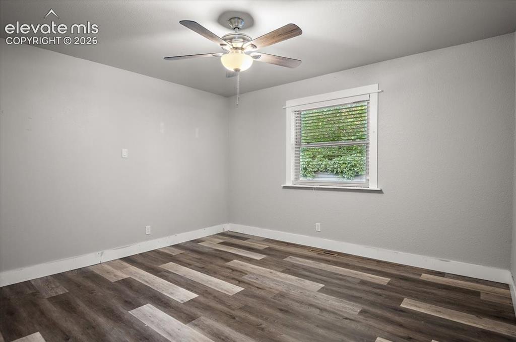 Image 16 of 26: Bedroom